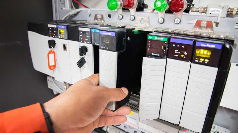 نحوه حفاظت از PLC در محیط های صنعتی | اصول طراحی ایمن در تابلو برق